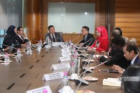The ceremony commenced with a welcome speech by datuk roosme binti hamzah as the chairperson of the ptd women affairs committee, the malaysian administrative and diplomatic service association. Parlimen Malaysia On Twitter Turut Hadir Ybhg Datuk Roosme Binti Hamzah Setiausaha Dewan Rakyat Dan Pegawai Pegawai Kementerian Perdagangan Antarabangsa Dan Industri Miti 3 Februari 2020 Parlimen Malaysia Adnan Khalip Https T Co