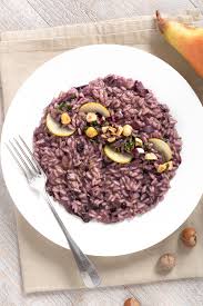 Se vi avanza del riso preparate il tortino di riso al salto, il modo migliore per consumare il riso procedete con la ricetta originale descritta sopra e unite i funghi porcini insieme al radicchio tagliato. Risotto Al Radicchio Vegan Con Pere E Nocciole Tostate Senza Burro Beauty Food Blog