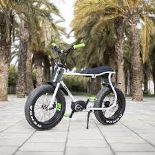 Hyllykkö pysyy heilumatta pystyssä, kun sen ylälevyn ja katon väliin painetaan muutama kiila. Ruff Cycles Sahkokruisailupyorat Lil Buddy The Ruffian Electrobike