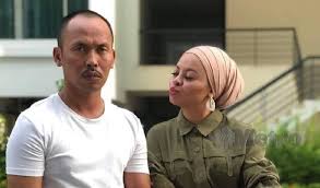 Permohonan itu didengar serentak dengan permohonan raisuddin, 54, yang merupakan bapa kepada penyanyi, siti sarah untuk mengesahkan pernikahan tersebut yang berlaku di songkhla, thailand pada 2. Y Suku Shuib Dikerjakan Sarah