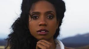 A little bird needs help to fly / mamma pushes her out of the nest / and says try, try try! / even though she is afraid / she spreads her wings / without looking down. Interview Y Akoto Die Reisende Szene Hamburg