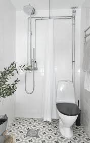 Pilih keramik kamar mandi bermotif dengan ukuran relatif besar supaya langsung mencuri perhatian. Masterumah 7 Inspirasi Desain Kamar Mandi Mungil Ukuran 2x2 Meter Terasa Nyaman Dan Luas
