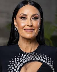 Vanessa Briese's Instagram, Twitter & Facebook