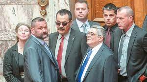 Στο άρθρο αυτό όμως, γίνεται μια εκτενής παρουσίαση παλαιών ντοκουμέντων που αφορούν τη ναζιστική αυτή οργάνωση. Egklhmatikh Organwsh Xrysh Aygh H Wra Ths Apofashs Gia Tis Anastoles