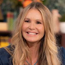 Elle Macpherson's Instagram, Twitter & Facebook