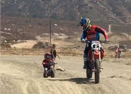 Karena pria dinilai dari sepatu yang dikenakannya lho! Video Keren Ayah Dan Anak Tunjukkan Kedekatan Saat Kendarai Motor Trail Gridoto Com
