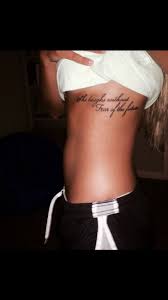 Spruche 31 25 Sie Lacht Ohne Angst Vor Der Zukunft Tattoo Ideen Frauen Rippe Angst D Tattoo Rippen Frau Schriftzug Rippen Tattoos Kleine Rippen Tattoos