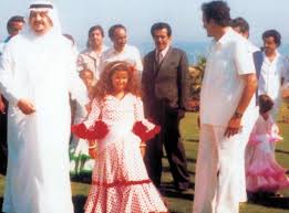 أراد الشيخ خليفة أن ينـَصـَِب ابنه الثاني، عبد العزيز، ولياً للعهد لأنه كان يفضل والدته. Ø§Ù„Ø£Ù…ÙŠØ±Ø© Ø­ØµØ© Ø£Ø®Øª Ø§Ù„Ø±ÙŠØ§Ø¶ ÙƒØ¨Ø±Øª Ø§Ù„ØµÙˆØ±Ø© ÙˆØµØ§Ø±Øª Ø¨Ø­Ø¬Ù… Ø§Ù„Ù…Ù…Ù„ÙƒØ© Ø¨ÙˆØ§Ø¨Ø© Ù…ØµØ± 11