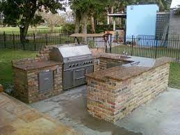 Outdoor kitchen appliances and accessories to turn your backyard into an ultimate our custom built to order (prefab) are available anywhere in the continental us. 1001 Ideen Fur Aussenkuche Selber Bauen 23 Beispiele Fur Selbstgebaute Gartenkuchen Prefab Outdoor Kitchen Outdoor Kitchen Island Modular Outdoor Kitchens