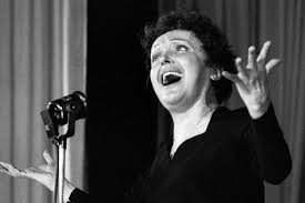 Edith Piaf : biographie de la Môme de la chanson française