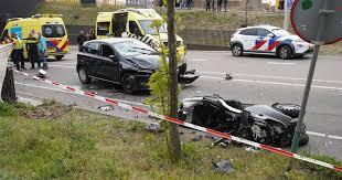 Klik hier voor de meldingen! Ernstig Ongeluk In Zutphen Man 22 Overleden Andere Man Zwaargewond Na Botsing Tussen Auto En Motor Zutphen Gelderlander Nl