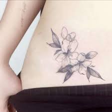 Tra i fiori è quello che ha un colore neutro, nel senso che di solito se ne disegnano solo i bordi lasciando appena intravedere fiore di pesco: Fiore Di Ciliegio Tattoo Bianco E Nero