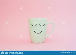 Y para celebrar este viernes les comparto esto: Palabra Feliz De Viernes Taza De Cafe En Fondo Rosado Con La Cara De La Sonrisa En La Taza Concepto Sobre Amor Y La Relacion Imagen De Archivo Imagen De Desayuno