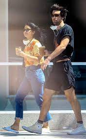 Camila mendes proved that she's in a relationship with photographer grayson vaughan by sharing a photo of themselves passionately kissing! Riverdale S Camila Mendes And Grayson Vaughan Break Up E Online Deutschland