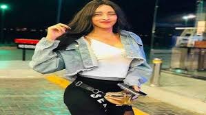 قبل يومين تم الحكم على الفتاتين المؤثرتين على تيك توك مودة الأدهم وحنين حسام أيضاً بالسجن لمدة عامين. Ø¨Ø¹Ø¯ Ù…ÙˆØ¯Ø© Ø§Ù„Ø£Ø¯Ù‡Ù… ÙˆØ³Ù…Ø§ Ø§Ù„Ù…ØµØ±ÙŠ Ø¨Ù„Ø§Øº Ø¶Ø¯ ÙØªØ§Ø© Ø§Ù„ØªÙŠÙƒ ØªÙˆÙƒ Ù…Ù†Ø§Ø± Ø³Ø§Ù…ÙŠ Ø§Ù„ØµÙÙˆØ©