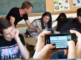 Niedersachsen: Skandal an Schule: Lehrer fordert freizügige Bilder für  bessere Noten