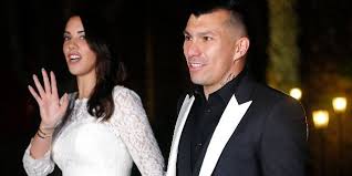 Buen momento para recordarte que este apellido es una palabra aguda (sino se escribiría médel). Gary Medel S Wife Makes It Clear That Players Pairs Cannot Enter The Dressing Room Fucaa