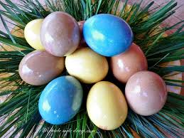 Vopselele pot fi procurate din comerț, însă este destul de periculos, mai ales pentru copii. Cum Coloram Oua Cu Culori Naturale