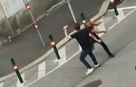 In der darauffolgenden nacht wurden in cambrils fünf männer, die in einem pkw fuhren und mutmaßlich eine messerattacke planten, von der polizei gestellt. Wien Favoriten Messerattacke Auf Offener Strasse Video Kosmo