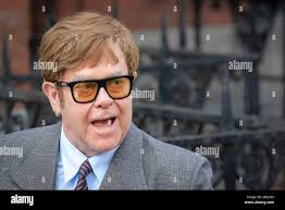 Sir Elton John devant les cours royales de justice, gros plan, Londres  Photo Stock