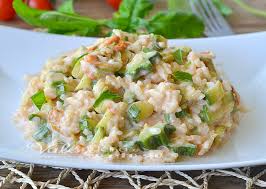 Il risotto ai fiori di zucca è un piatto ricco di sapore e anche di colore, che esalta la gamma del giallo caldo: Risotto Cremoso Con Zucchine E Fiori Di Zucca