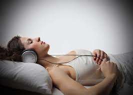 Aunque pueda sonar a puro masoquismo, lo cierto es que escuchar música melancólica o triste en momentos que también lo son, nos traen consecuencias muy positivas. En Que Te Ayuda Escuchar Musica Triste Cuando Estas Deprimida