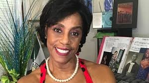 Ex-atriz da Globo, Dill Costa é vacinada nos EUA: "Torço pelos brasileiros"