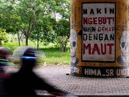 Lambat saja, namun penuh tekanan tenaga pada tiap jilatannya. Biar Lambat Asal Selamat No Victory Without Pain
