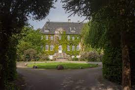 In unserem frisch renovierten wasserschlösschen haus ruhr im westfälischen senden, direkt an der stadtgrenze zu seit 1701 befindet sich haus ruhr im besitz der familie von und zur mühlen. Haus Ruhr Bosensell Wikipedia