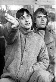 Johan Cruijff Nam Plaats In De Dugout Naast Ajax Trainer Leo Beenhakker Bij Een Stand Van 1 3 In De 2e Helft Van Voetbal Posters Voetbalcoaching Voetballers