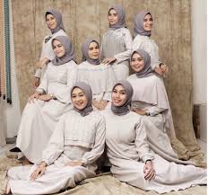 Namun, memilih bahan baju untuk pakaian bridesmaid tidak semudah itu. Sempurnakan Tampilan Para Bridesmaid Dengan 10 Rekomendasi Gaun Bridesmaid Hijab Rekomendasi Bp Guide 2020