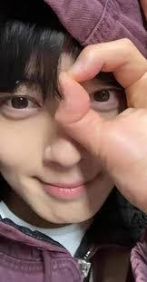 Flor Valles's Instagram, Twitter & Facebook