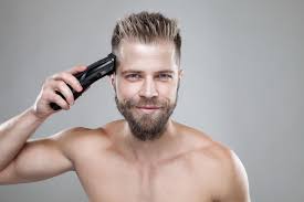 Cortar el cabello de un hombre con un peinado largo es fácil, aunque requiere un poco más de trabajo que cortarlo a la misma longitud por completo. Como Cortarse El Cabello De Hombres En Casa Con Tijera O Rasuradora
