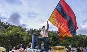 En la otra, parece que él sostiene una bandera de colombia al revés en señal de protesta. Protestas En Colombia Ivan Duque Sitiado Por Las Manifestaciones Y Las Criticas A Su Manejo De La Crisis En Su Pais Mundo El Comercio Peru