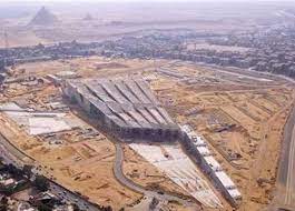 يقع المتحف المصري الكبير غرب القاهرة بالقرب من أهرامات الجيزة، وقد اختير هذا الموقع ليكون هذا المشروع الضخم شاهداً على عظمة مصر في الماضي والحاضر والمستقبل. Ø§Ù„Ø³ÙŠØ§Ø­Ø© ØªØ³ØªØ¹Ø±Ø¶ Ø¬Ù‡ÙˆØ¯ Ø§Ù„ØªØ±ÙˆÙŠØ¬ Ù„Ø§ÙØªØªØ§Ø­ Ø§Ù„Ù…ØªØ­Ù Ø§Ù„Ù…ØµØ±ÙŠ Ø§Ù„ÙƒØ¨ÙŠØ± Ø§Ù„Ù…ØµØ±ÙŠ Ø§Ù„ÙŠÙˆÙ…