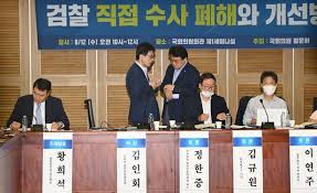 이해찬 / 더불어민주당 대표 검찰의 항명은 그냥 넘길 수 있는 일이 아닌 것 같습니다. Q2hkpzow73bdnm