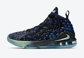 • soft, flexible foam offers comfort and cushioning. Nike Kd V Low Elite Enabled Screen Replacement Gs Constellations Black Volt White Sneaker Debut