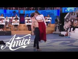 La conduttrice è scoppiata in lacrime. Amici 20 Rosa E Alessandro Mil Pasos Youtube