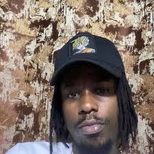 Joaquin Phoenix a deux choses à célébrer aujourd'hui ! 🍾 Ses 45 ans ET les  788 millions de dollars récoltés dans le monde par JOKER, qui vient donc de  battre le précédent