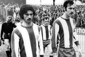Gerd müller schoss den fc bayern zur ersten deutschen meisterschaft in der bundesliga. Bundesliga Classic Mustache Men Gerd Muller And Franz Beckenbauer