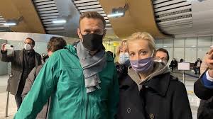 Алексей навальный — главные новости о персоне. Vernuvshegosya Navalnogo Zaderzhali V Sheremetevo 18 Yanvarya 2021 00 04 Novosti Na Tengrinews Kz