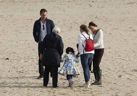 Tom Hiddleston With His Family Tom Hiddleston And Taylor Swift Spotted Out For A Stroll On The Beach Tom Hiddleston Taylor Swift Toms
