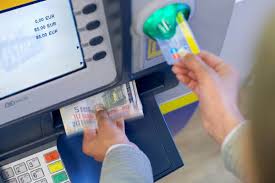 Von deinem girokonto bucht der jeweilige handelspartner dann in einem betrag den einkaufswert und deinen bargeldbezug ab. Kann Ich Mit Meiner Bankkarte Uberall Geld Abheben Bezahlen De
