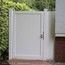 Wirkungsvoller Schutz Der Privatsphare Durch Eine Blickdichte Gartentur Mit 180 Cm Hohe Als Seitenabgrenzung Zwischen Haus Un Gartenturen Gartentore Tor Design