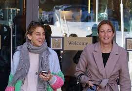 Ο κωνσταντίνος μαρκουλάκης και η χρυσή βαρδινογιάννη, με στιλάτη εμφάνιση, στη ρωμαϊκή αγορά. Xrysh Bardinogiannh Mononews