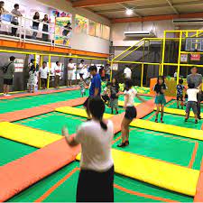 2019年4月22日（月）千葉県浦安市にあるマリナガーデン新浦安にオープンした屋内トランポリンパーク 「トランポランドtokyo bayside」 へ。 こちらの施設では、初めての方、 キッズ、 女性、 ファミリーまで、 全ての方が楽しくジャンプできる施設です。 ãƒˆãƒ©ãƒ³ãƒãƒªãƒ³ãƒ'ãƒ¼ã‚¯