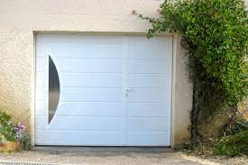 Porte De Garage Basculante Avec Portillon Et Grand Hublot Spi Porte Garage Porte De Garage Basculante Garage