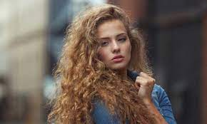 E piace per quel gusto à la grease, vagamente vintage. Capelli Ricci Ecco Come Mettere La Testa A Posto Oficine Cleman