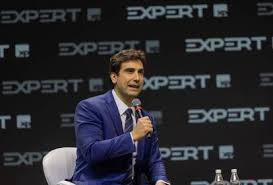 Devemos manter juros restritivos por mais tempo, diz presidente do Banco Central
