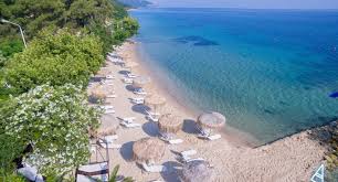 Casa noastra se adreseaza, prin structura generoasa, in special familiilor cu copii fiind compusa din 4 camere cvadruple cu bai proprii cu dus, living/sala de mese, grup sanitar si bucatarie. Cum SÄ Alegi Hotelul Potrivit Pentru O Familie Cu Copii Cateva Exemple Din Thassos Grecia De Weekend